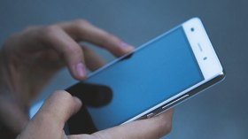 لص ينسى هاتفه في عيادة بعد سطوه عليها