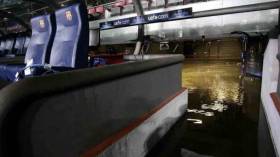 السيول تغمر مدرجات ملعب “كامب نو” خلال مباراة برشلونة بنفيكا بعد التهاطل الغزير للأمطار