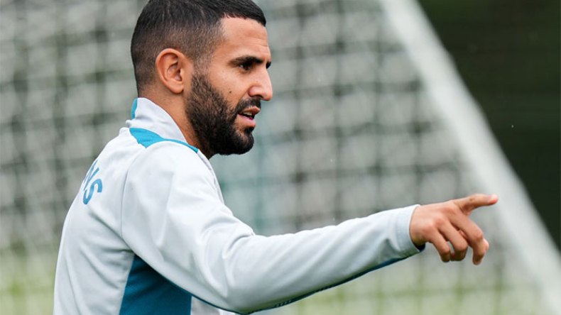 محرز يدعم الملاكمة الجزائرية النسوية في بطولة العالم