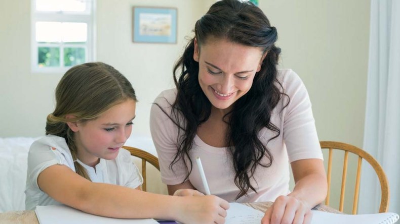 أولياء يتحملون دور المدرسة بتحضير الدروس وحل المسائل رفقة أبنائهم 