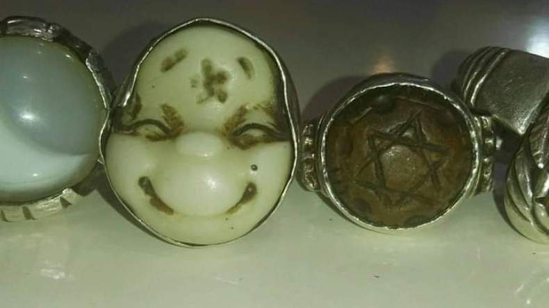 هذه حقيقة صور الرموز الغريبة بملعب تشاكر خلال مباراة بوركينافاسو