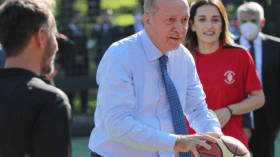 أردوغان يرد على شائعات مرضه بمباراة في كرة السلة