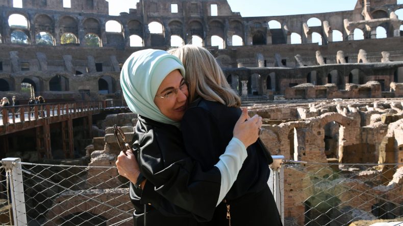 بالصور.. العلاقة الوثيقة بين زوجتي أردوغان وماكرون تثير الجدل!