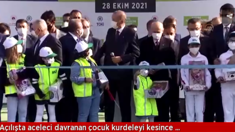 بالفيديو.. طفلة تحرج أردوغان رغم تحذيره لها! 