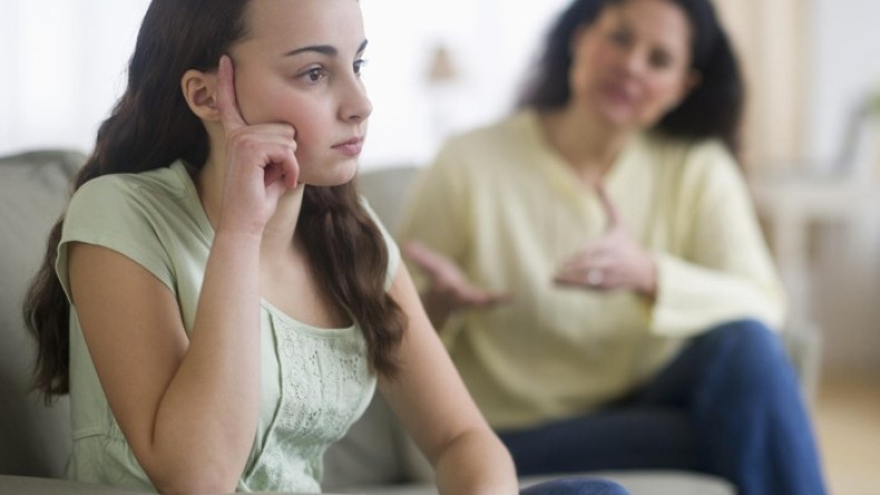 حتى لا تتمرد وتنحرف.. هذه أساليب التعامل مع ابنتك المراهقة!
