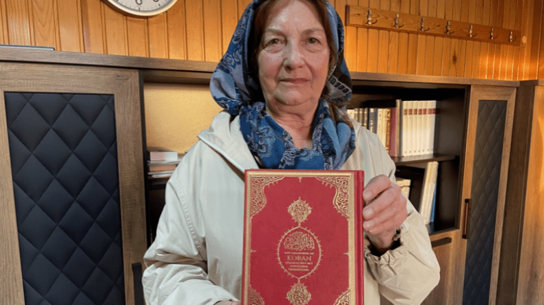 تأثرت بحياة النبي محمد.. بلغارية ثمانينية تعتنق الإسلام وتختار اسم فاطمة