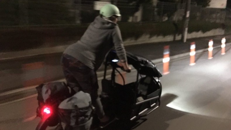 بالصور.. برلمانية نيوزلندية تتجه للمستشفى للولادة على متن دراجة 