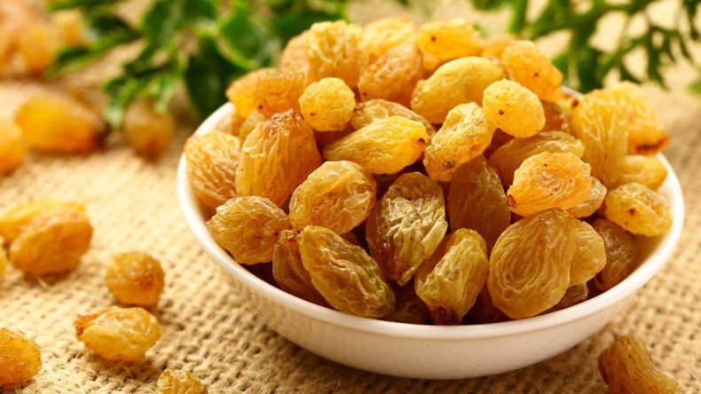 هذا ما يحدث لجسمك عند تناول حفنة زبيب يوميا!