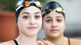 سباحة سورية شهيرة أنقذت لاجئين وتحاكم في اليونان بتهمة تهريب البشر