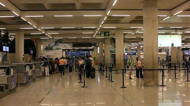 مغاربة يهربون من الطائرة بعد هبوطها في مطار اسباني لإسعاف مريض