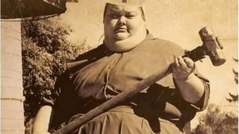 تحمل مطرقة ضخمة.. ما حقيقة الصورة المتداولة لطبيبة تخدير عام 1894؟