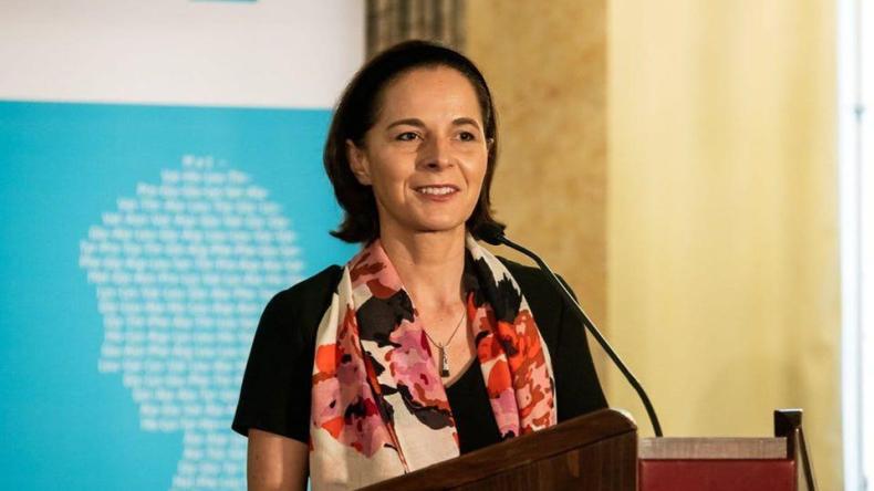 تعرف على رائدة علم المناعة الجزائرية التي تحصلت على جائزة مرموقة بألمانيا