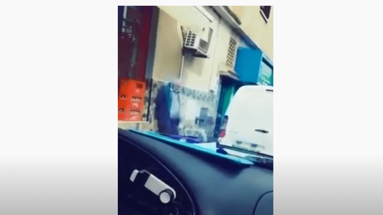 بالفيديو.. فتاة تبكي بحرقة على رجل قال بأن أبناءه رموه للشارع!