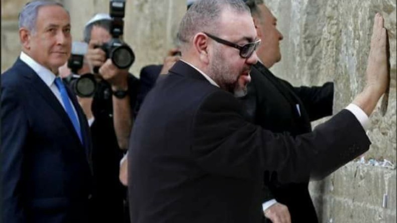 صورة متداولة لـ”ملك المغرب عند حائط المبكى” تثير الجدل!