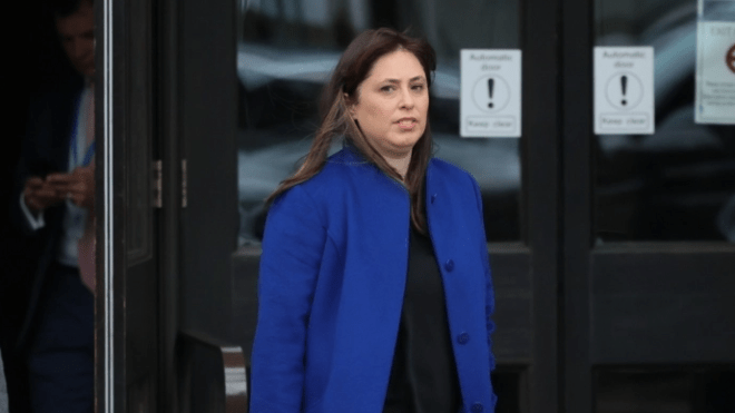 شاهد.. هروب السفيرة الإسرائيلية بلندن من مناصرين للقضية الفلسطينية