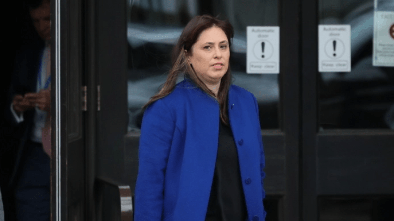 شاهد.. هروب السفيرة الإسرائيلية بلندن من مناصرين للقضية الفلسطينية