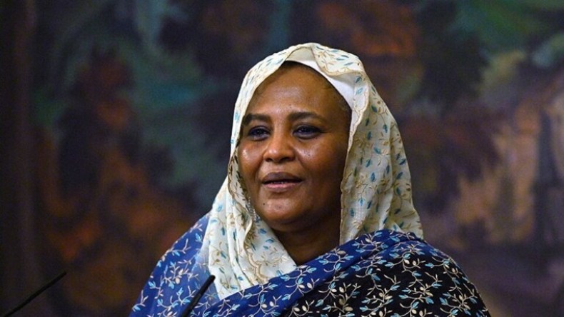 وزيرة سودانية سابقة: البرهان حاول التودد لإسرائيل أثناء “الانقلاب العسكري”