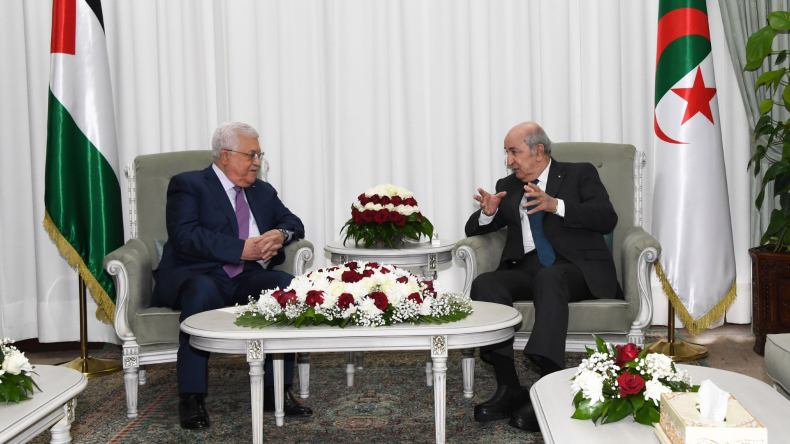 الرئيس تبون يتلقى تهاني نظيره الفلسطيني بتتويج الجزائر بكأس العرب