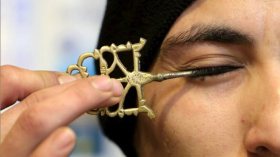 فوائد نبوية للإثمد أو الكحل.. “يقتل الجراثيم والبكتيريا”