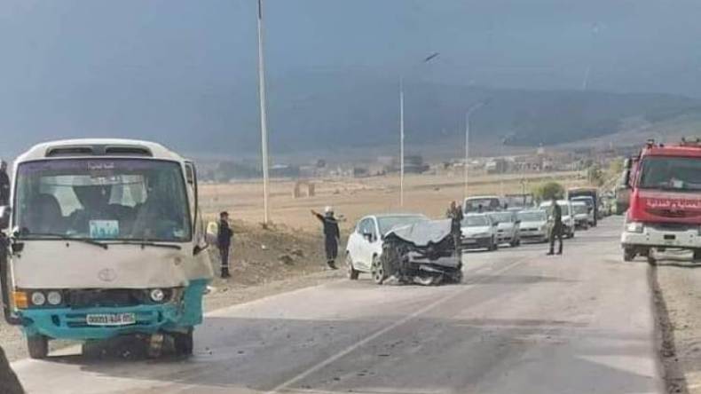 باتنة: 16 جريحا في حادث اصطدام حافلة بسيارة سياحية   