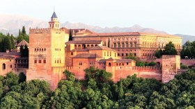 قصر الحمراء الذي سلبته الأندلس.. مزيّن لحد الساعة بآيات قرآنية وأدعية دينية بالعربية