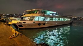 الجالية الجزائرية بتركيا تحتفل بكأس العرب على متن باخرة فلسطينية