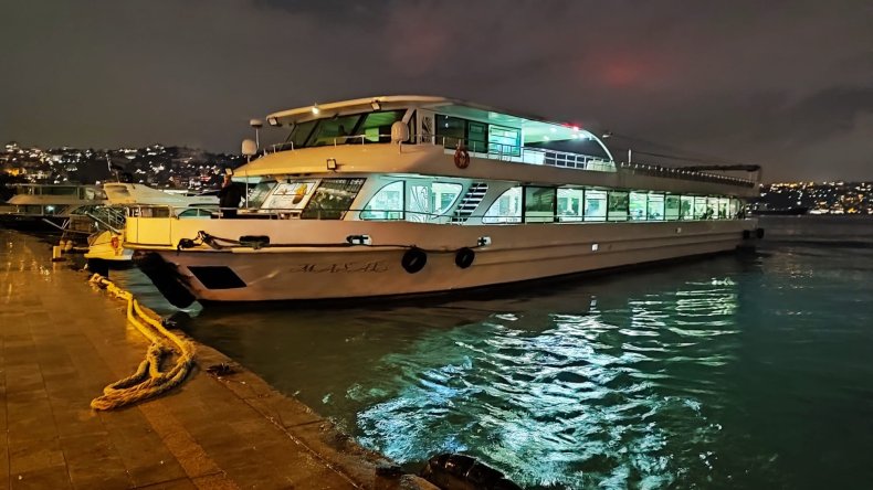 الجالية الجزائرية بتركيا تحتفل بكأس العرب على متن باخرة فلسطينية