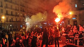 فوز الجزائر أمام المغرب يخرج المواطنين للاحتفال في الشارع