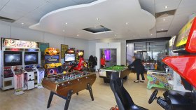 صاحب قاعة ألعاب يصور أطفالا في أوضاع مخلة