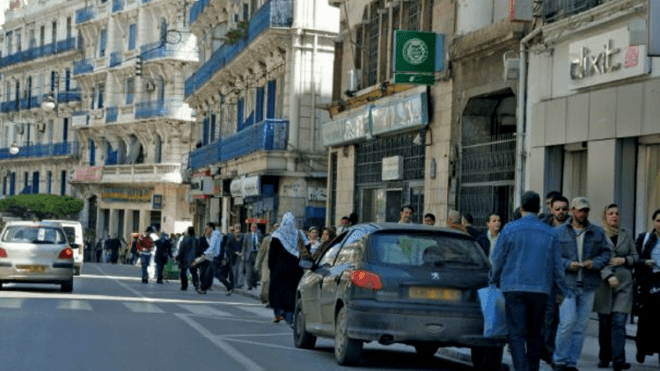 الجزائريون يتطلعون لعام سعيد ينسيهم الأحزان