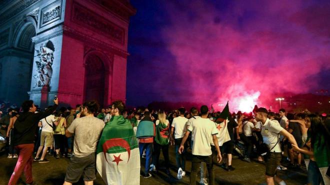 بِالفيديو: احتفالات الجزائريين بِالكأس العربية في فرنسا