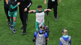 بلايلي يُهدي الكأس إلى هاذَين الرّجلَين