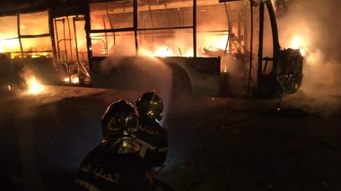 PHOTOS: le parc des bus de transport universitaire prend feu a Blida