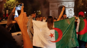 الجزائريون يتحدون الشرطة ويحتفلون بالكأس العربية في المدن الفرنسية