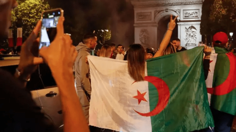 الجزائريون يتحدون الشرطة ويحتفلون بالكأس العربية في المدن الفرنسية