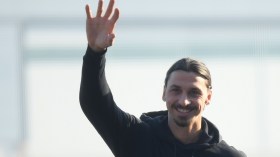 إبراهيموفيتش وكبرياء “المتنبّي”.. أنا أكبر من جائزة “الكرة الذهبية”!