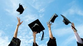 والد يذرف الدموع أثناء تخرّج ابنته بعد 7سنوات من الدراسة بكلية الطب