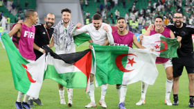 لاعبو الجزائر يحتفلون بِالتأهّل مُزيّنين بِالعلم الفلسطيني