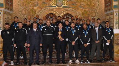 VIDEO: Tebboune accueille les Champions d’arabe au Palais du peuple