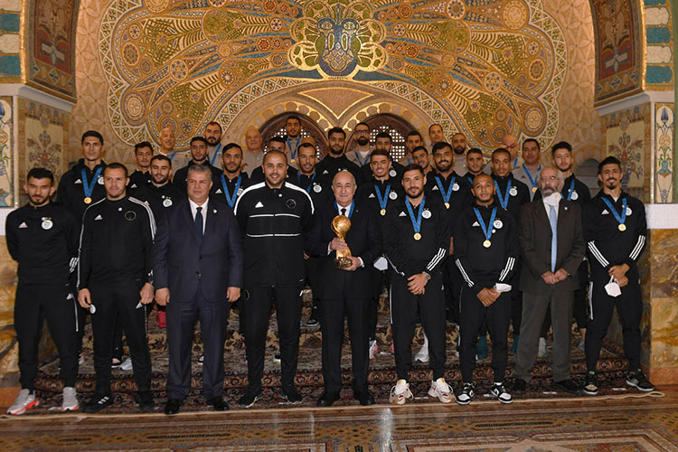 VIDEO: Tebboune accueille les Champions d’arabe au Palais du peuple