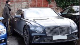 بالصور..  هذه أحدث سيارات صلاح الفاخرة وقيمتها المالية