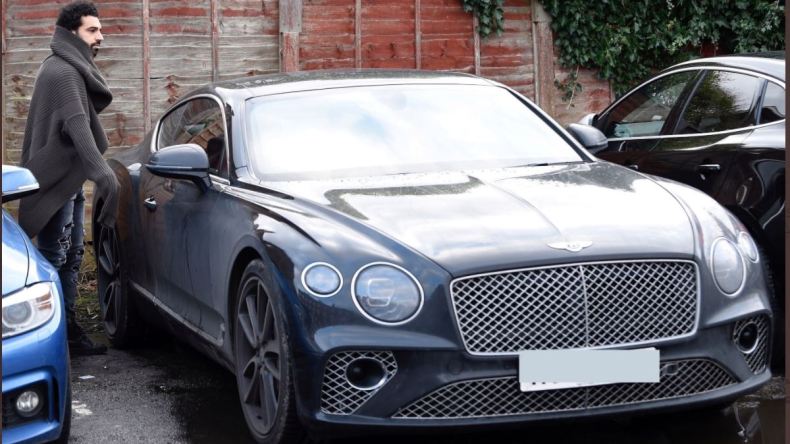 بالصور..  هذه أحدث سيارات صلاح الفاخرة وقيمتها المالية