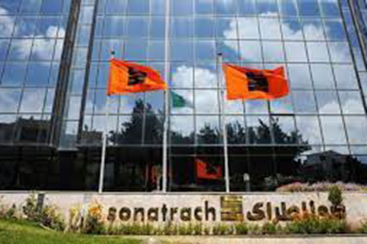 Incendie a la raffinerie de Skikda: un des blessés évacué a l’hôpital d’Aïn Naadja