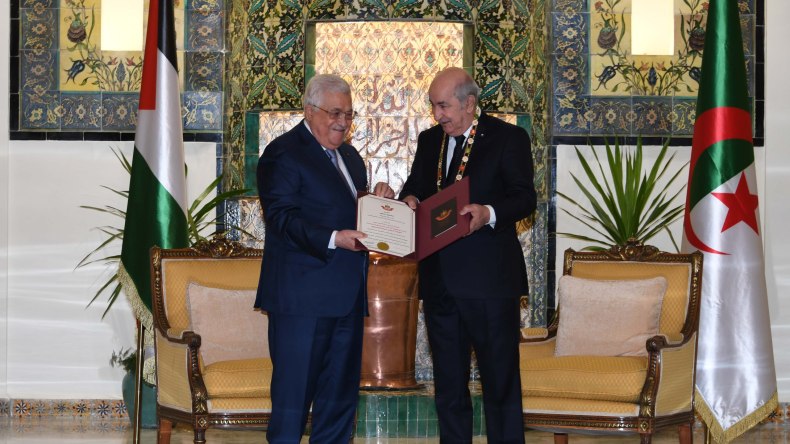En images: Mahmoud Abbas décore le président Tebboune de la plus haute distinction palestinienne