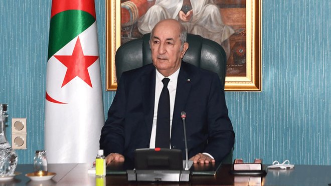 بالصور..رئيس الجمهورية يقلد المجاهد سيد علي عبد الحميد بوسام الاستحقاق بدرجة عشير