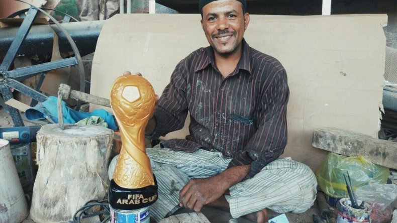 بالفيديو.. رسام تشكيلي يمني ينحت نسخة لكأس العرب