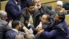 بالفيديو.. عراك بالأيدي داخل البرلمان الأردني بسبب هذه الكلمة