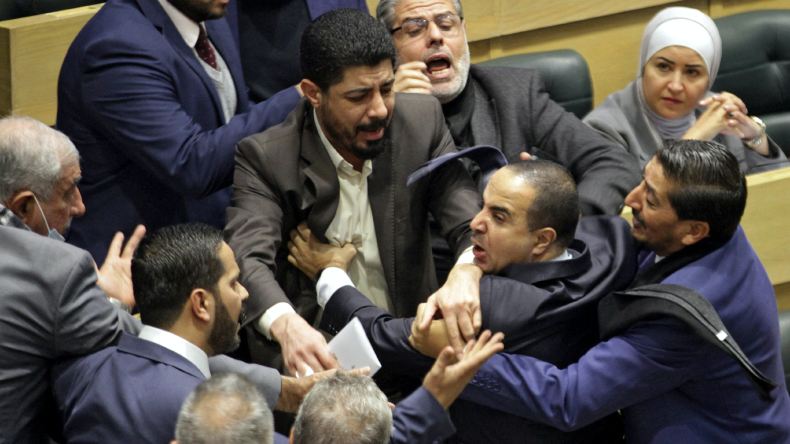 بالفيديو.. عراك بالأيدي داخل البرلمان الأردني بسبب هذه الكلمة