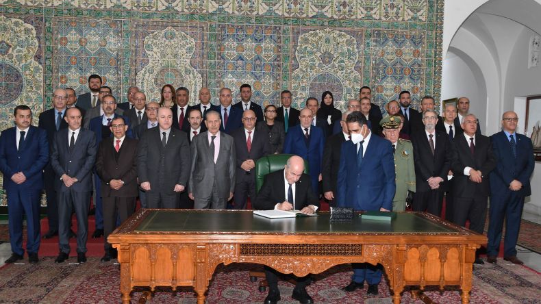 بالفيديو.. رئيس الجمهورية يوقع قانون المالية لسنة 2022