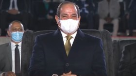 السيسي يدخل في نوبة ضحك بسبب طالبة جامعية (فيديو)